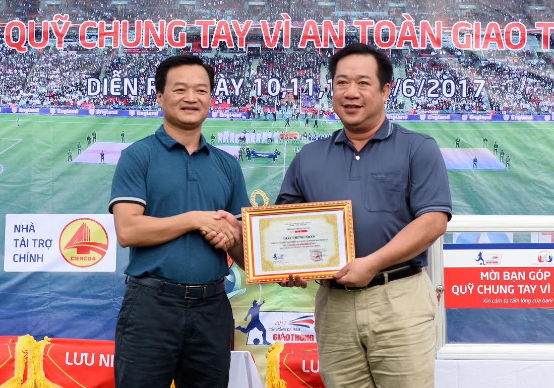 Số tiền này được trích từ Quỹ tấm lòng vàng VEC, được đóng góp bởi CBCNV toàn Tổng công ty với 4 ngày lương/năm.  Ảnh Phó Tổng giám đốc VEC Nguyễn Văn Nhi trao số tiền 50 triệu đồng ủng hộ Quỹ Giải bóng đá mini Cúp Báo Giao thông 2017 là giải lần thứ tư được tổ chức nhằm gây Quỹ từ thiện “Chung tay vì an toàn giao thông”, kỷ niệm 92 năm Ngày Báo chí Cách mạng Việt Nam (21/6/1925 - 21/6/2017) và chào mừng 72 năm Ngày truyền thống ngành Giao thông vận tải (28/8/1945 - 28/8/2017).  16 đội đến từ các đơn vị trong, ngoài ngành Giao thông và một số cơ quan báo chí đã tham dự Giải.  Đoàn Thanh niên VEC đã nhiệt tình tham gia Giải với tinh thần giao lưu, học hỏi, rèn luyện sức khỏe để hoàn thành tốt mọi nhiệm vụ được giao.