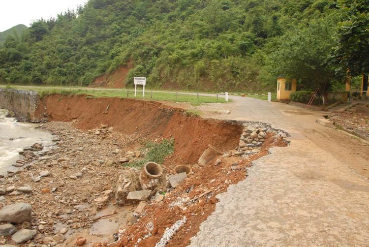 lũ quét trên các sông suối nhỏ và sạt lở đất 