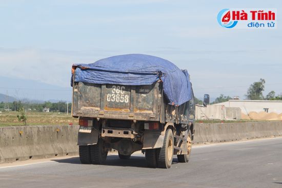 Xe tải chở đất “có ngọn” ung dung hoạt động trên QL 1A thuộc địa bàn Hà Tĩnh