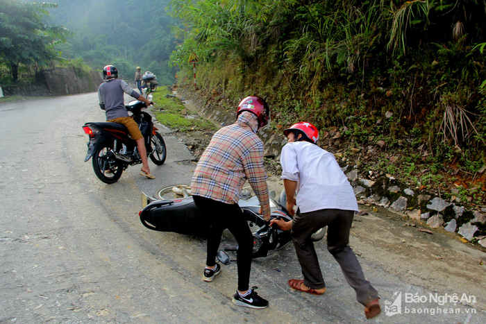 Đá dăm rơi vãi trên đường là một trong những nguyên nhân khiến người tham gia giao thông  trên Quốc lộ 16, đoạn qua huyện Quế Phong thường xuyên bị ngã xe, va chạm giao thông