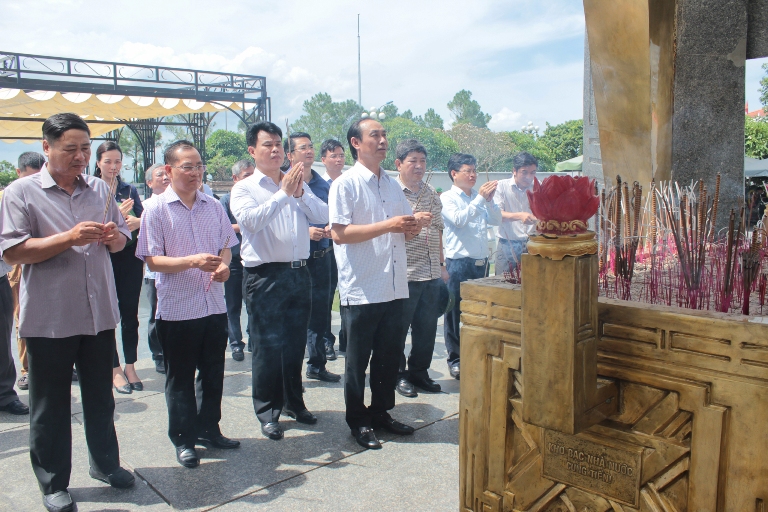 Thứ trưởng cùng đoàn công tác dành 1 phút mặc niệm để tưởng nhớ công ơn   của các anh hùng, liệt sỹ đã cống hiến xương máu, tuổi thanh xuân cho nền độc lập dân tộc