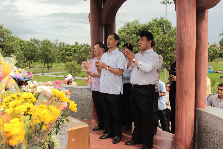 Thứ trưởng cùng đoàn công tác dành 1 phút mặc niệm để tưởng nhớ công ơn   của các anh hùng, liệt sỹ đã cống hiến xương máu, tuổi thanh xuân cho nền độc lập dân tộc