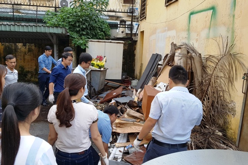  Các đoàn viên, thanh niên tham gia vệ sinh môi trường  Tại buổi ra quân, các đoàn viên, thanh niên đã tham gia vệ sinh môi trường, diệt bọ gậy nhằm phòng, chống sốt xuất huyết tại Khuôn viên trụ sở Bộ GTVT và phòng làm việc; đồng thời tuyên truyền tới CBCCVC-NLĐ khu vực Khối cơ quan Bộ GTVT để mọi người nâng cao ý thức, chủ động bảo vệ môi trường, phòng, chống bệnh sốt xuất huyết.   Các đoàn viên, thanh niên tham gia vệ sinh môi trường  Vệ sinh môi trường, diệt bọ gậy phòng, chống dịch bệnh sốt xuất huyết là hoạt động mang ý nghĩa thiết thực của đoàn viên, thanh niên Khối cơ quan Bộ GTVT, ngoài việc góp phần nâng cao nhận thức cho đoàn viên, thanh niên và CBCCVC-NLĐ về việc phòng, chống bệnh sốt xuất huyết và các bệnh truyền nhiễm khác; còn thể hiện vai trò xung kích, đi đầu của tuổi trẻ ngành GTVT trong việc cùng cộng đồng phòng, chống dịch bệnh, bảo vệ sức khỏe cộng đồng.  Các đoàn viên, thanh niên tham gia vệ sinh môi trường  Theo báo cáo của Bộ Y tế, từ đầu năm đến nay, cả nước có hơn 100.000 trường hợp mắc sốt xuất huyết và 26 trường hợp tử vong. Trong đó, số người hợp nhập viện hơn 84.000 trường hợp. So với cung kỳ năm 2016, số mắc tăng 47,9%, số trường hợp tử vong tăng 9 trường hợp. Số mắc tập trung cao nhất tại khu vực miền Nam (52,7%), sau đó là khu vực miền Bắc (29,1%), khu vực miền Trung (14,9%), khu vực Tây Nguyên (3,2%).   Các đoàn viên, thanh niên tham gia vệ sinh môi trường  Tại TP Hà Nội, từ ngày 1/1 đến 22/8/2017, ghi nhận 19.962 bệnh nhân mắc sốt xuất huyết và 7 trường hợp tử vong. Bệnh nhân phân bố tại 30/30 quận, huyện; tập trung chủ yếu tại khu vực nội thành. Số bệnh nhân đang điều trị nội trú tại bệnh viện là hơn 2.300 người.  Phun thuốc diệt muỗi tại phòng làm việc, phòng nguy cơ phát dịch sốt xuất huyết.  Xuân Nguyên - Quang Cường