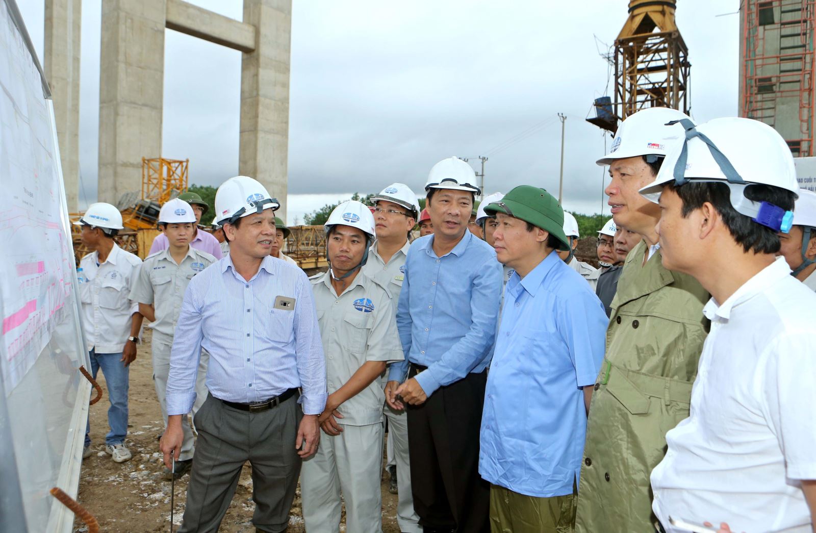 Phó Thủ tướng Vương Đình Huệ đề nghị tỉnh Quảng Ninh, chủ đầu tư, các nhà thầu   bảo đảm chất lượng và tiến độ công trình như đã cam kết. Ảnh: VGP/Thành Chung