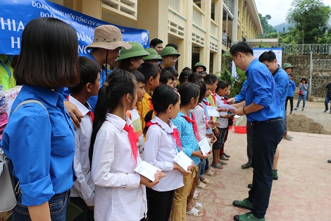 trao quà hộ trợ cho các cháu học sinh...