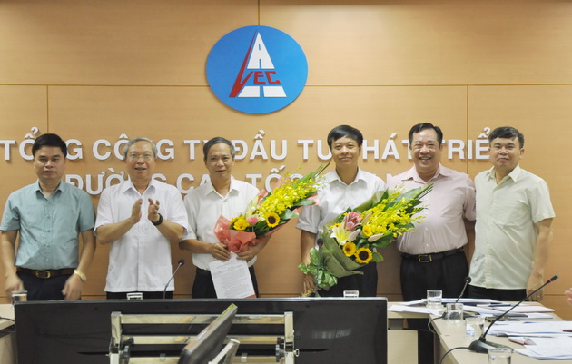 Thừa ủy quyền, đồng chí Đoàn Duy Khương – Phó trưởng ban Thường trực Ban Tổ chức,   Ủy viên Ủy ban Kiểm tra Đảng ủy Bộ GTVT công bố các quyết định tại buổi lễ