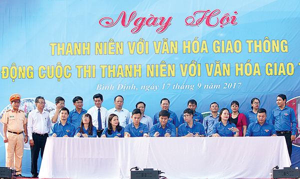 Đại diện các đơn vị ký cam kết thực hiện tốt ATGT và hưởng ứng cuộc thi “Thanh niên với văn hóa giao thông” năm 2017 tại ngày hội