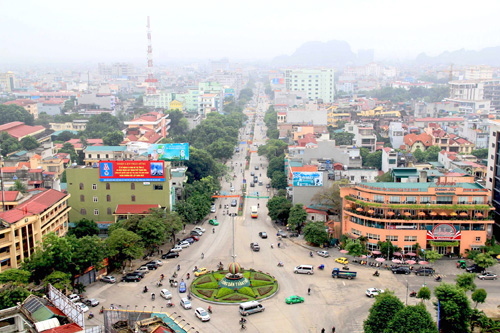 Theo đó, trong dịp nghỉ lễ Quốc khánh 2-9 các đơn vị công an trong tỉnh đã tăng cường công tác thường trực, ứng trực vừa chủ động triển khai các phương án phòng ngừa, đấu tranh trấn áp tội phạm, vừa tăng cường công tác tuần tra, kiểm soát xử lý vi phạm, đảm bảo trật tự ATGT, TTCC trên các tuyến giao thông trọng điểm nhằm chống ùn tắc giao thông, đua xe trái phép và tai nạn giao thông. Riêng trên các tuyến giao thông trọng điểm như Quốc lộ 1A, 45, 47, 217, Đại lộ Nam sông Mã và Khu Du lịch biển Sầm Sơn, Hải Tiến... do số lượng người tham gia giao thông tăng đột biến nên lực lượng cảnh sát giao thông đã phối hợp với cảnh sát trật tự, cảnh sát 113, cảnh sát cơ động, cảnh sát hình sự thành lập các chốt, tổ tuần tra, kiểm soát, vừa hướng dẫn, phân luồng, phân tuyến chống ùn tắc giao thông, vừa kiểm tra phát hiện và xử lý nghiêm các hành vi vi phạm... Tại khu vực TP Thanh Hóa và Sầm Sơn công tác điều tiết giao thông tại các nút giao cắt trọng điểm được đảm bảo nên tình hình trật tự giao thông, trật tự đô thị diễn ra thuận lợi, không để xảy ra ùn tắc giao thông. Trong 3 ngày nghỉ lễ, lực lượng cảnh sát giao thông đã kiểm tra, lập biên bản xử lý trên 300 trường hợp vi phạm, phạt tiền gần 400 triệu đồng, tước giấy phép lái xe 28 trường hợp, tạm giữ 15 ô tô, 6 mô tô. Toàn tỉnh xảy ra 1 vụ TNGT trên địa bàn xã Hà Lĩnh, huyện Hà Trung, làm chết 1 người. Cũng trong dịp nghỉ lễ 2-9, các lực lượng công an trong tỉnh đã chủ động phòng ngừa và đấu tranh có hiệu quả với các loại tội phạm và tệ nạn xã hội. Trong đó, Phòng Cảnh sát Hình sự và Công an huyện Nông Cống đã vận động 2 đối tượng trong vụ sử dụng súng gây án trên địa bàn xã Hoàng Sơn, huyện Nông Cống đã ra đầu thú và giao nộp 2 khẩu súng tự chế là hung khí gây án cho cơ quan điều tra. Công an phường Đông Vệ, TP Thanh Hóa đã điều tra làm rõ và bắt giữ đối tượng Nguyễn Thị Yên, ở phường Lam Sơn, TP Thanh Hóa là thủ phạm đã gây ra 2 vụ trộm cắp xe máy tại Bệnh viện Đa khoa tỉnh... .