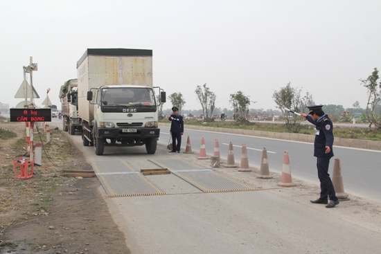 Thông qua tuần tra, kiểm soát, các lực lượng chức năng phát hiện, xử lý nghiêm các trường hợp xe ô tô chở hàng hóa quá khổ, quá tải theo quy định. 8 tháng năm 2017, các lực lượng chức năng đã phát hiện, xử phạt 3.169 lượt xe ô tô chở hàng hóa quá khổ, quá tải, nộp Kho bạc Nhà nước 16 tỷ đồng. Đến hết tháng 8 – 2017, trên địa bàn tỉnh đã cơ bản hoàn thành tiêu chí cắt giảm thành thùng xe ben tự đổ quy định tại Thông tư số 42/2014/TT-BGTVT ngày 15-9-2014 của Bộ Giao thông – Vận tải. Hiện các lực lượng chức năng trong tỉnh đang tiếp tục kiểm tra, theo dõi, giám sát, tuyên truyền, vận động các đơn vị, doanh nghiệp, chủ phương tiện thực hiện nghiêm Thông tư số 42 không tái phạm.