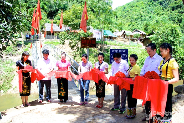 Phó Bí thư Tỉnh ủy Nguyễn Văn Thông và Bí thư Huyện uỷ Tương Dương Phạm Trọng Hoàng cắt băng khánh thành cầu Niềm tin. Ảnh: Mỹ Nga