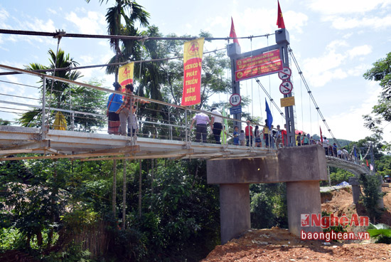 Cầu treo nối liền đôi bờ Khe Yên, Môn Sơn. Ảnh X.H Theo đó, sẽ phát triển mạnh về giao thông, thủy lợi, cơ sở vật chất khác ở 27 xã vùng biên này theo chương trình lồng ghép. Sẽ đầu tư mới và nâng cấp các công trình hạ tầng nông thôn từng bước đạt tiêu chí xây dựng nông thôn mới.  Cụ thể đến năm 2025, Nghệ An phấn đấu đầu tư nâng cấp, xây dựng mới 1.189,24 km đường giao thông, trong đó nâng cấp 848,63 km, xây dựng mới 374,03km. Trong đó, đường trục xã phấn đấu đến năm 2020 đầu tư xây mới, nâng cấp 146,33km; đường trục thôn xây mới, nâng cấp 219,76 km; đường trục ngõ, xóm đầu tư xây mới, nâng cấp 161,4km; đường trục chính nội đồng đầu tư xây mới, nâng cấp 161,8 km.  Tổng kinh phí dành cho chương trình nói trên là hơn 1.000 tỷ đồng, trong đó đến năm 2020 dự kiến 301,27 tỷ đồng.  27 xã có đường biên giới tiếp giáp với 3 tỉnh của nước Cộng hòa Dân chủ nhân dân Lào thuộc 6 huyện của Nghệ An (Kỳ Sơn 11 xã, Tương Dương 4 xã, Con Cuông 2 xã, Quế Phong 4 xã, Anh Sơn 01 xã và Thanh Chương 5 xã).