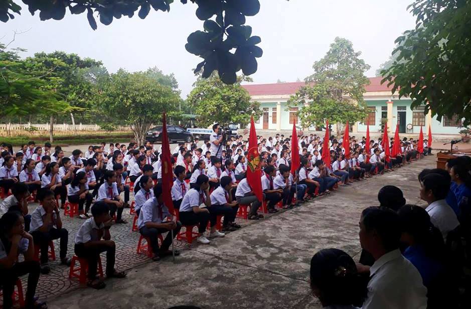 Học sinh Trường THCS Kim Hoá tham dự buổi tuyên truyền Trực tiếp tham gia hội nghị tuyên truyền là các đoàn viên thanh niên thuộc Đội Cảnh sát giao thông Công an huyện. Nội dung tuyên truyền bao gồm Luật Giao thông đường bộ, đường thuỷ, đường sắt và những kiến thức hữu ích khi tham gia giao thông. “Thời gian qua, Kim Hoá là địa phương xảy ra nhiều vụ tai nạn giao thông. Để góp phần nâng cao nhận thức, góp phần bảo đảm an toàn tính mạng và tài sản của người dân nói chung, các em học sinh nói riêng, Huyện đoàn Tuyên Hoá đã phối hợp tổ chức tuyên truyền kiến thức ATGT cho học sinh Trường THCS Kim Hoá. Thời gian tới, các đơn vị sẽ tiếp tục phối hợp triển khai tuyên truyền tại một số trường THPT trên địa bàn, nơi có hệ thống giao thông phức tạp, nhằm góp phần chung tay cùng cộng đồng giảm thiểu tai nạn giao thông!”, anh Nguyễn Ngọc Quân, Bí thư Huyện đoàn Tuyên Hoá chia sẻ.