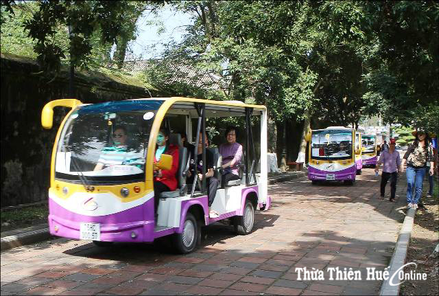 Kết nối các điểm du lịch  Cuối tháng 8, Công ty CP Đầu tư thương mại Hoàng Thành (Công ty Hoàng Thành)  đưa thêm 10 xe điện hoạt động tại 27 điểm ở khu vực bờ nam sông Hương, nâng số phương tiện ô tô điện hoạt động trên địa bàn lên 44 chiếc.    Ô tô điện hoạt động tại bờ bắc sông Hương, TP. Huế  Từ năm 2013, nhằm tạo điều kiện cho du khách tham quan, chính quyền địa phương, cơ quan chức năng cho phép công ty này được sử dụng ô tô động cơ điện chở người ở những khu vực hạn chế.  Ngoài chở khách tham quan trong khu di tích Đại Nội Huế, các ô tô điện cũng được phép đưa đón khách từ di tích này đến Bến xe du lịch Nguyễn Hoàng, trong đó được lưu thông một số trục đường xung quanh như Đinh Tiên Hoàng, Trần Hưng Đạo, Đặng Thái Thân, Lê Huân...  Ông Trần Hữu Đình Lai, Giám sát điều hành Công ty Hoàng Thành thông tin, hiện bình quân mỗi ngày đội xe ô tô điện nhận đưa đón dao động từ 800-900 lượt khách. Trong đó, 10 xe điện hoạt động tại 27 điểm ở khu vực bờ nam sông Hương, sẽ đưa vào khai thác phục vụ du khách đến các điểm như đàn Nam Giao, lăng Tự Đức, chùa Từ Hiếu, Thiên Mụ, chợ Đông Ba và Nhà lưu niệm Chủ tịch Hồ Chí Minh tại đường Mai Thúc Loan; một số điểm du lịch sinh thái, nghỉ dưỡng ở vùng ven TP. Huế; tham quan mua sắm tại các khu ẩm thực, các làng nghề truyền thống nhằm kết nối các điểm du lịch chính ở trong TP. Huế.  Quản lý chặt việc lưu hành  Theo Trung tâm Đăng kiểm xe cơ giới tỉnh, hiện trên địa bàn có 44 ô tô điện đã đăng ký, đăng kiểm từ năm 2015 cho đến nay, trong đó Công ty Hoàng Thành có 40 xe.  Việc đưa vào hoạt động ô tô điện nhằm kết nối các điểm du lịch của Huế  Các loại xe này hầu hết có xuất xứ từ Trung Quốc, công suất lớn nhất khoảng 3 kW, hệ thống phanh thủy lực; đa số được chở tối đa 8 người (kể cả lái xe), số ít là 4 người và 11 người.  Ông Đào Hữu Long, Phó Giám đốc Trung tâm Đăng kiểm xe cơ giới tỉnh cho biết, về nguyên tắc, loại xe này có kết cấu như ô tô bình thường nhưng sử dụng động cơ điện, thân thiện với môi trường.  Mỗi năm loại xe này phải thực hiện việc kiểm định một lần. Việc kiểm định cũng được tiến hành như ô tô và theo các tiêu chuẩn đã được Bộ GTVT cũng như Cục Đăng kiểm Việt Nam ban hành; không kiểm định về các thông số bảo vệ môi trường bởi sử dụng động cơ điện. “Theo hồ sơ quản lý, đến nay số xe đã được đăng ký, đăng kiểm đều đảm bảo an toàn lưu thông”, ông Long khẳng định.  Ông Nguyễn Huy Cảnh, Giám đốc Công ty Hoàng Thành chia sẻ, việc sử dụng lái xe là nữ giới để phù hợp với môi trường phục vụ khách du lịch. Tất cả các lái xe đều có bằng B2, được đào tạo bài bản.  Dù quy định của Cục Đăng kiểm Việt Nam cho phép loại xe này khi tham gia giao thông có tốc độ tối đa là 30 km/giờ, nhưng đối với doanh nghiệp chỉ cho phép chạy với tốc độ 15 km/giờ trong khu vực Đại nội Huế, không sử dụng còi và 25 km/giờ ở các tuyến đường.  “Trên xe có hệ thống cảnh báo tốc độ cho lái xe để họ tuân thủ quy định, nếu trường hợp nào vi phạm chúng tôi áp dụng chế tài xử phạt nội bộ. Đây là loại hình kinh doanh vận tải hành khách du lịch, trên xe có 7-8 hành khách nên chúng tôi luôn ý thức trong việc đảm bảo an toàn khi tham gia giao thông. Mỗi ngày các xe đều được đội ngũ kỹ thuật kiểm tra kỹ càng trước khi hoạt động”, ông Cảnh nói.  Ông Phạm Quang Hồng, Trưởng phòng Quản lý vận tải và Phương tiện (Sở GTVT) cho biết, hiện 100% ô tô điện đang lưu hành trên địa bàn đều đã được đăng ký, đăng kiểm đầy đủ theo quy định.  Các ô tô điện đều được gắn thiết bị giám sát hành trình để trung tâm điều khiển biết được tốc độ di chuyển của từng xe và cơ quan chức năng đang triển khai các giải pháp nhằm siết chặt việc quản lý lưu hành đối với loại phương tiện này.  Theo Quyết định số 2011 của UBND tỉnh, đến năm 2020, cần có khoảng 93 phương tiện xe điện. Nhu cầu đầu tư bổ sung phương tiện đến năm 2020 là 75 chiếc; trong đó, giai đoạn 2014 - 2015 là 26 chiếc, giai đoạn 2016-2021 là 49 chiếc. Quyết định trên cũng nêu rõ việc thành lập mới Trung tâm Quản lý điều hành các tuyến giao thông công cộng, các điểm chờ, điểm trung chuyển và quy hoạch làn đường riêng, dành cho giao thông công cộng.  Mục tiêu của quy hoạch này là nhằm phấn đấu nâng tỷ lệ người dân sử dụng phương tiện giao thông công cộng bằng xe buýt, xe điện. Người dân và khách du lịch có thêm phương tiện đi lại hiện đại và thuận lợi hơn; góp phần giảm thiểu ùn tắc và tai nạn giao thông, đảm bảo vệ sinh môi trường và văn minh đô thị trên địa bàn.