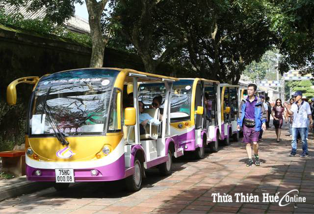 Kết nối các điểm du lịch  Cuối tháng 8, Công ty CP Đầu tư thương mại Hoàng Thành (Công ty Hoàng Thành)  đưa thêm 10 xe điện hoạt động tại 27 điểm ở khu vực bờ nam sông Hương, nâng số phương tiện ô tô điện hoạt động trên địa bàn lên 44 chiếc.    Ô tô điện hoạt động tại bờ bắc sông Hương, TP. Huế  Từ năm 2013, nhằm tạo điều kiện cho du khách tham quan, chính quyền địa phương, cơ quan chức năng cho phép công ty này được sử dụng ô tô động cơ điện chở người ở những khu vực hạn chế.  Ngoài chở khách tham quan trong khu di tích Đại Nội Huế, các ô tô điện cũng được phép đưa đón khách từ di tích này đến Bến xe du lịch Nguyễn Hoàng, trong đó được lưu thông một số trục đường xung quanh như Đinh Tiên Hoàng, Trần Hưng Đạo, Đặng Thái Thân, Lê Huân...  Ông Trần Hữu Đình Lai, Giám sát điều hành Công ty Hoàng Thành thông tin, hiện bình quân mỗi ngày đội xe ô tô điện nhận đưa đón dao động từ 800-900 lượt khách. Trong đó, 10 xe điện hoạt động tại 27 điểm ở khu vực bờ nam sông Hương, sẽ đưa vào khai thác phục vụ du khách đến các điểm như đàn Nam Giao, lăng Tự Đức, chùa Từ Hiếu, Thiên Mụ, chợ Đông Ba và Nhà lưu niệm Chủ tịch Hồ Chí Minh tại đường Mai Thúc Loan; một số điểm du lịch sinh thái, nghỉ dưỡng ở vùng ven TP. Huế; tham quan mua sắm tại các khu ẩm thực, các làng nghề truyền thống nhằm kết nối các điểm du lịch chính ở trong TP. Huế.  Quản lý chặt việc lưu hành  Theo Trung tâm Đăng kiểm xe cơ giới tỉnh, hiện trên địa bàn có 44 ô tô điện đã đăng ký, đăng kiểm từ năm 2015 cho đến nay, trong đó Công ty Hoàng Thành có 40 xe.  Việc đưa vào hoạt động ô tô điện nhằm kết nối các điểm du lịch của Huế  Các loại xe này hầu hết có xuất xứ từ Trung Quốc, công suất lớn nhất khoảng 3 kW, hệ thống phanh thủy lực; đa số được chở tối đa 8 người (kể cả lái xe), số ít là 4 người và 11 người.  Ông Đào Hữu Long, Phó Giám đốc Trung tâm Đăng kiểm xe cơ giới tỉnh cho biết, về nguyên tắc, loại xe này có kết cấu như ô tô bình thường nhưng sử dụng động cơ điện, thân thiện với môi trường.  Mỗi năm loại xe này phải thực hiện việc kiểm định một lần. Việc kiểm định cũng được tiến hành như ô tô và theo các tiêu chuẩn đã được Bộ GTVT cũng như Cục Đăng kiểm Việt Nam ban hành; không kiểm định về các thông số bảo vệ môi trường bởi sử dụng động cơ điện. “Theo hồ sơ quản lý, đến nay số xe đã được đăng ký, đăng kiểm đều đảm bảo an toàn lưu thông”, ông Long khẳng định.  Ông Nguyễn Huy Cảnh, Giám đốc Công ty Hoàng Thành chia sẻ, việc sử dụng lái xe là nữ giới để phù hợp với môi trường phục vụ khách du lịch. Tất cả các lái xe đều có bằng B2, được đào tạo bài bản.  Dù quy định của Cục Đăng kiểm Việt Nam cho phép loại xe này khi tham gia giao thông có tốc độ tối đa là 30 km/giờ, nhưng đối với doanh nghiệp chỉ cho phép chạy với tốc độ 15 km/giờ trong khu vực Đại nội Huế, không sử dụng còi và 25 km/giờ ở các tuyến đường.  “Trên xe có hệ thống cảnh báo tốc độ cho lái xe để họ tuân thủ quy định, nếu trường hợp nào vi phạm chúng tôi áp dụng chế tài xử phạt nội bộ. Đây là loại hình kinh doanh vận tải hành khách du lịch, trên xe có 7-8 hành khách nên chúng tôi luôn ý thức trong việc đảm bảo an toàn khi tham gia giao thông. Mỗi ngày các xe đều được đội ngũ kỹ thuật kiểm tra kỹ càng trước khi hoạt động”, ông Cảnh nói.  Ông Phạm Quang Hồng, Trưởng phòng Quản lý vận tải và Phương tiện (Sở GTVT) cho biết, hiện 100% ô tô điện đang lưu hành trên địa bàn đều đã được đăng ký, đăng kiểm đầy đủ theo quy định.  Các ô tô điện đều được gắn thiết bị giám sát hành trình để trung tâm điều khiển biết được tốc độ di chuyển của từng xe và cơ quan chức năng đang triển khai các giải pháp nhằm siết chặt việc quản lý lưu hành đối với loại phương tiện này.  Theo Quyết định số 2011 của UBND tỉnh, đến năm 2020, cần có khoảng 93 phương tiện xe điện. Nhu cầu đầu tư bổ sung phương tiện đến năm 2020 là 75 chiếc; trong đó, giai đoạn 2014 - 2015 là 26 chiếc, giai đoạn 2016-2021 là 49 chiếc. Quyết định trên cũng nêu rõ việc thành lập mới Trung tâm Quản lý điều hành các tuyến giao thông công cộng, các điểm chờ, điểm trung chuyển và quy hoạch làn đường riêng, dành cho giao thông công cộng.  Mục tiêu của quy hoạch này là nhằm phấn đấu nâng tỷ lệ người dân sử dụng phương tiện giao thông công cộng bằng xe buýt, xe điện. Người dân và khách du lịch có thêm phương tiện đi lại hiện đại và thuận lợi hơn; góp phần giảm thiểu ùn tắc và tai nạn giao thông, đảm bảo vệ sinh môi trường và văn minh đô thị trên địa bàn.