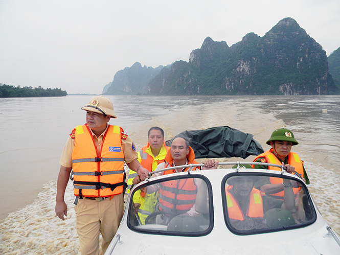 Lực lượng Công an huyện Tuyên Hóa huy động phương tiện, trang thiết bị làm    nhiệm vụ tìm kiếm cứu nạn, cứu hộ, bảo đảm TTATGT trong mùa bão, lũ năm 2016.