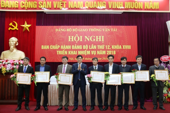 Tham dự Hội nghị có các đồng chí: Nguyễn Văn Thể, Ủy viên BCH Trung ương Đảng, Bí thư Ban Cán sự Đảng, Bộ trưởng Bộ GTVT; Lê Văn Thái, Ủy viên Ban Thường vụ, Trưởng ban Tổ chức Đảng ủy Khối các cơ quan Trung ương; các đồng chí Ủy viên Ban Cán sự Đảng, Ủy viên Ban Thường vụ Đảng ủy Bộ: Lê Đình Thọ - Thứ trưởng Bộ GTVT, Khuất Việt Hùng - Phó Chủ tịch chuyên trách Ủy ban ATGT Quốc gia, Đỗ Nga Việt - Chủ tịch Công đoàn GTVT VN; Nguyễn Văn Công - Thứ trưởng Bộ GTVT; các đồng chí Ủy viên BCH,Ủy viên UBKT Đảng ủy Bộ; các đồng chí Bí thư, Phó Bí thư các Đảng bộ; Bí thư các Chi bộ...  Các đồng chí: Nguyễn Ngọc Đông, Ủy viên BCH Đảng ủy Khối các cơ quan Trung ương, Phó Bí thư Ban Cán sự Đảng, Bí thư Đảng ủy, Thứ trưởng Bộ GTVT; Trần Văn Lâm, Ủy viên Ban Cán sự Đảng, Phó Bí thư Đảng ủy Bộ, Vụ trưởng Vụ TCCB; Phạm Công Bổng, Phó Bí thư Thường trực Đảng ủy Bộ chủ trì Hội nghị.    Đồng chí Phạm Công Bổng, Phó Bí thư Thường trực Đảng ủy Bộ trình bày Báo cáo tại Hội nghị  Báo cáo tại Hội nghị, đồng chí Phạm Công Bổng, Phó Bí thư Thường trực Đảng ủy Bộ cho biết, năm 2017 với quyết tâm đổi mới phương thức hoạt động của toàn đảng bộ, trọng tâm là nâng cao chất lượng, hiệu quả hoạt động từ chi bộ đến đảng ủy các cơ sở và Đảng ủy Bộ trên tất cả các lĩnh vực. BCH Đảng bộ Bộ đã xây dựng phương hướng, nhiệm vụ, chương trình hoạt động của BCH, Ban Thường vụ Đảng ủy Bộ và tổ chức thực hiện.  Trong năm 2017, Đảng ủy Bộ phối hợp với Ban Cán sự đảng Bộ lãnh đạo, chỉ đạo các đảng bộ, chi bộ và cán bộ, đảng viên trong toàn Đảng bộ đề cao trách nhiệm, nỗ lực phấn đấu triển khai hoàn thành các nhiệm vụ chính trị đề ra.  Về công tác xây dựng Đảng, đồng chí Phạm Công Bổng cho biết, trong công tác chính trị, tư tưởng, Đảng ủy Bộ và các cấp ủy trực thuộc thực hiện nghiêm túc việc học tập, quán triệt và triển khai thực hiện các nghị quyết, kết luận Hội nghị Trung ương (khóa XII), các nghị quyết của Đảng ủy Khối đảm bảo yêu cầu và từng bước đổi mới phương thức, nâng cao chất lượng học tập, quán triệt nghị quyết.  Tập trung lãnh đạo, chỉ đạo các cấp ủy đảng trực thuộc xây dựng và triển khai Chương trình hành động thực hiện Nghị quyết Trung ương 4, 5, 6 (khóa XII), đặc biệt là Nghị quyết số 04-NQ/TW, về tăng cường xây dựng, chỉnh đốn Đảng gắn với việc triển khai thực hiện Chỉ thị 05-CT/TW của Bộ Chính trị về học tập và làm theo tư tưởng, đạo đức, phong cách Hồ Chí Minh... Năm 2017, bồi dưỡng lý luận chính trị cho 895 quần chúng ưu tú và 599 đảng viên mới.  Đảng ủy Bộ quan tâm sắp xếp, kiện toàn các tổ chức đảng. Trình Đảng ủy Khối chỉ định bổ sung Ủy viên BCH Đảng bộ Bộ nhiệm kỳ 2015-2020 theo quy định. Ban Thường vụ tham gia ý kiến về bổ nhiệm, bổ nhiệm lại cán bộ; rà soát bổ sung quy hoạch cán bộ theo yêu cầu của Lãnh đạo Bộ. Hoàn thành công tác quy hoạch cấp ủy Đảng bộ Bộ nhiệm kỳ 2020-2025. Chỉ đạo các cấp ủy cơ sở lãnh đạo, chỉ đạo 926/926 chi bộ tổ chức Đại hội nhiệm kỳ 2017-2020 trong toàn đảng bộ nghiêm túc, đảm bảo tiến độ, đúng quy trình. Đồng thời tăng cường công tác kiểm tra, giám sát và thi hành kỷ luật Đảng; công tác dân vận và lãnh đạo đoàn thể...  Về nhiệm vụ trọng tâm công tác xây dựng Đảng năm 2018, đồng chí Phạm Công Bổng cho biết, Đảng ủy Bộ tập trung chỉ đạo “Tiếp tục đổi mới, chủ động, sáng tạo, trách nhiệm; tích cực hưởng ứng phong trào thi đua, phấn đấu hoàn thành xuất sắc nhiệm vụ chính trị được giao, xây dựng tổ chức đảng trong sạch, vững mạnh lập thành tích kỷ niệm 70 năm Ngày truyền thống Đảng bộ Khối các cơ quan Trung ương và Đảng bộ Bộ GTVT”.  Đồng chí Nguyễn Văn Thể - Ủy viên T.Ư Đảng, Bí thư BCS Đảng, Bộ trưởng GTVT phát biểu tại Hội nghị  Phát biểu tại Hội nghị, đồng chí Nguyễn Văn Thể - Ủy viên BCH Trung ương Đảng, Bí thư Ban Cán sự Đảng, Bộ trưởng Bộ GTVT đã thay mặt Ban Cán sự Đảng, Lãnh đạo Bộ GTVT ghi nhận và đánh giá cao sự cố gắng của các tổ chức đảng và các tập thể, cá nhân tiêu biểu của Đảng bộ Bộ GTVT trong năm qua.  Đồng chí Nguyễn Văn Thể yêu cầu phải tiếp tục tăng cường đổi mới, nâng cao chất lượng nghiên cứu, quán triệt, triển khai và thực hiện Nghị quyết Đại hội lần thứ XII của Đảng, các Nghị quyết của Đảng ủy Khối, Đảng ủy Bộ, các Chỉ thị, Nghị quyết, chương trình, kế hoạch của Ban Cán sự đảng tạo sự đồng thuận để thực hiện các mục tiêu nhiệm vụ chính trị của ngành năm 2018. Thực hiện có hiệu quả Chỉ thị số 05 của Bộ Chính trị, Nghị quyết TW 4 (khóa XII) về tăng cường xây dựng, chỉnh đốn Đảng; ngăn chặn, đẩy lùi sự suy thoái về tư tưởng chính trị, đạo đức, lối sống, những biểu hiện “tự diễn biến”, “tự chuyển hóa” trong nội bộ.  Đồng chí Nguyễn Văn Thể trao tặng Kỷ niệm chương vì sự nghiệp dân vận cho 3 đồng chí: Nguyễn Ngọc Đông, Nguyễn Văn Công, Khuất Việt Hùng tại Hội nghị  “Các cấp ủy Đảng tập trung lãnh đạo, tổ chức thực hiện toàn diện, có hiệu quả các nhiệm vụ công tác tổ chức xây dựng Đảng. Nâng cao năng lực lãnh đạo, sức chiến đấu của tổ chức cơ sở đảng, xây dựng và phát huy vai trò của tổ chức Đảng trong sạch vững mạnh. Thực hiện tốt Quy định số 101 ngày 07/6/2012 của Ban Bí thư Trung ương Đảng về trách nhiệm nêu gương của cán bộ, đảng viên, nhất là cán bộ lãnh đạo chủ chốt các cấp”- Bộ trưởng yêu cầu.  Bộ trưởng cũng yêu cầu Đảng ủy Bộ tăng cường công tác kiểm tra, giám sát và thi hành kỷ luật của Đảng, cấp uỷ và UBKT các cấp chủ động xây dựng và thực hiện tốt chương trình công tác kiểm tra, giám sát năm 2018. Thực hiện có hiệu quả công tác dân vận, tiếp tục thực hiện Nghị quyết TW 7 (khóa XI) “về tăng cường và đổi mới sự lãnh đạo của Đảng đối với công tác dân vận trong tình hình mới”. Các cấp ủy Đảng tăng cường vai trò lãnh đạo, chỉ đạo, cụ thể hóa chương trình, kế hoạch công tác của cấp trên phù hợp với cơ quan, đơn vị, doanh nghiệp bảo đảm có hiệu quả thiết thực.  Đồng chí Lê Văn Thái, Ủy viên BTV, Trưởng ban Tổ chức Đảng ủy Khối các cơ quan T.Ư trao tặng Kỷ niệm chương Vì sự nghiệp Đảng bộ Khối các cơ quan Trung ương cho 4 đồng chí: Nguyễn Ngọc Đông, Nguyễn Văn Công, Lại Xuân Thanh, Đoàn Huy Khương  Đồng chí Lê Văn Thái, Ủy viên BTV, Trưởng ban Tổ chức Đảng ủy Khối các cơ quan T.Ư trao tặng Cờ cho 2 tập thể đạt trong sạch vững mạnh tiêu biểu từ 2013 - 2017 là Đảng bộ Cục Đăng kiểm Việt Nam và Đảng bộ Cảng vụ hàng hải Quảng Ninh  Đồng chí Nguyễn Ngọc Đông - Phó Bí thư Ban Cán sự Đảng, Bí thư Đảng ủy, Thứ trưởng Bộ GTVT cho biết, năm 2017, công tác lãnh đạo, chỉ đạo thực hiện nhiệm vụ chính trị của Bộ GTVT gặp không ít khó khăn; song, các cấp ủy đảng trong Đảng bộ Bộ đã đoàn kết, vượt khó, nỗ lực phấn đấu hoàn thành tốt các nhiệm vụ chính trị đề ra.  Theo đồng chí Nguyễn Ngọc Đông, năm 2018 là năm có nhiều sự kiện chính trị quan trọng, cũng là năm Kỷ niệm 70 Ngày truyền thống Đảng bộ Khối các cơ quan Trung ương, 70 năm Ngày truyền thống Đảng bộ Bộ GTVT (07/11/1948 - 07/11/2018); để thực hiện thắng lợi các nhiệm vụ chính trị và công tác xây dựng Đảng, đồng chí yêu cầu các cấp ủy Đảng quan tâm lãnh đạo, chỉ đạo, phát động phong trào thi đua trong toàn Đảng bộ Bộ thực hiện thắng lợi nhiệm vụ, kế hoạch 2018 và Nghị quyết Đại hội Đảng các cấp nhiệm kỳ 2015-2020 chào mừng Kỷ niệm 70 Ngày truyền thống Đảng bộ Khối các cơ quan Trung ương và Kỷ niệm 70 năm ngày truyền thống của Đảng bộ Bộ GTVT.  Tập trung đổi mới nâng cao năng lực lãnh đạo của cấp ủy, hiệu lực, hiệu quả quản lý của các cơ quan, đơn vị; Nghiêm túc thực hành tiết kiệm, phòng, chống tham nhũng, lãng phí; Tăng cường công tác kiểm tra, giám sát và thi hành kỷ luật của Đảng, cấp uỷ và UBKT các cấp chủ động xây dựng và thực hiện tốt chương trình công tác kiểm tra, giám sát năm 2018.  Đồng chí Lê Văn Thái và đồng chí Nguyễn Ngọc Đông trao tặng Bằng khen của Đảng ủy Khối các cơ quan T.Ư cho 5 tập thể và 3 cá nhân đã hoàn thành xuất sắc nhiệm vụ 5 năm liền  Triển khai nghiêm túc các chỉ thị, nghị quyết của Đảng, thực hiện có hiệu quả Chỉ thị số 05 của Bộ Chính trị, Nghị quyết TW 4 (khóa XII) về tăng cường xây dựng, chỉnh đốn Đảng và các nghị quyết của các Hội nghị Trung ương, Đảng ủy Khối các cơ quan trung ương. Gắn các phong trào thi đua với việc học tập và làm theo tư tưởng, đạo đức, phong cách Hồ Chí Minh năm 2018 là “Xây dựng phong cách, tác phong công tác người đứng đầu, của cán bộ, đảng viên trong học tập và làm theo tư tưởng, đạo đức, phong cách Hồ Chí Minh”.  Các cấp ủy đảng tập trung lãnh đạo, tổ chức thực hiện toàn diện, có hiệu quả các nhiệm vụ công tác tổ chức xây dựng Đảng. Tập trung nâng cao chất lượng chi bộ, chất lượng đảng viên, phát huy tinh thần sáng tạo của mỗi cơ quan, đơn vị, chung sức đồng lòng, quyết tâm phấn đấu hoàn thành vượt mức các chỉ tiêu kế hoạch, nhiệm vụ với, chất lượng, hiệu quả cao nhất.  Mỗi đồng chí cán bộ Đảng, từ cấp ủy chi bộ trở lên nêu cao tinh thần trách nhiệm, gương mẫu đi đầu trong thực hiện nhiệm vụ; phát huy cao nhất năng lực thực thi công vụ, tinh thần tận tâm, tận tụy với công việc, thực hiện nói đi đôi với làm và làm có hiệu quả; khắc phục mọi biểu hiện quan liêu, tắc trách trong thi hành công vụ.  Từng tổ chức đảng, đảng viên phải nghiêm túc tự phê bình và phê bình, xây dựng các giải pháp cụ thể để khắc phục các tồn tại, hạn chế trong năm 2017 đã được chỉ ra tại hội nghị kiểm điểm cuối năm.  Để phong trào thi đua đạt hiệu quả cao nhất, đồng chí Nguyễn Ngọc Đông yêu cầu các đảng bộ, chi bộ trực thuộc, các tổ chức đoàn thể phối hợp chặt chẽ với lãnh đạo các cơ quan, đơn vị làm tốt công tác tuyên truyền, vận động cán bộ, đảng viên, công chức, viên chức, người lao động tích cực hưởng ứng và thực hiện phong trào thi đua ngay từ những ngày đầu năm.  Đồng chí Nguyễn Ngọc Đông trao Quyết định của Đảng ủy Khối các cơ quan Trung ương chỉ định bổ sung 3 đồng chí tham gia BCH Đảng bộ Bộ nhiệm kỳ 2015 - 2020.  Đồng chí Nguyễn Ngọc Đông yêu cầu Báo giao thông, Cổng thông tin điện tử Bộ GTVT… đẩy mạnh công tác tuyên truyền, nhất là những kết quả đã đạt được trong năm 2017 và những mục tiêu, kế hoạch cần hoàn thành trong năm 2018. Xây dựng các chuyên trang, chuyên mục để biểu dương gương người tốt, việc tốt, các điển hình và nhân tố mới, tạo không khí thi đua sôi nổi trong các cơ quan, đơn vị, trong ngành GTVT, để công tác thi đua thực sự là động lực, động viên các cấp ủy, các cơ quan, đơn vị và cán bộ, đảng viên, công chức, viên chức, người lao động phấn đấu lập thành tích cao nhất trong thực hiện các nhiệm vụ chính trị năm 2018 để chào mừng Kỷ niệm 70 Ngày truyền thống Đảng bộ Khối các cơ quan Trung ương và Kỷ niệm 70 năm ngày truyền thống của Đảng bộ Bộ GTVT.  Để tổ chức thực hiện thắng lợi, hiệu quả các nhiệm vụ của năm 2018, thay mặt BCH Đảng bộ Bộ, đồng chí Nguyễn Ngọc Đông yêu cầu các cấp ủy, tổ chức Đảng khẩn trương xây dựng chương trình, kế hoạch chi tiết, cụ thể để triển khai thực hiện toàn diện các nhiệm vụ theo từng tháng, quý, năm 2018. Chủ động phối hợp với chính quyền đồng cấp tháo gỡ khó khăn, đề cao trách nhiệm cá nhân của người đứng đầu, phát huy sức mạnh tổng hợp của toàn đảng bộ, tạo khí thế thi đua sôi nổi, nỗ lực phấn đấu hoàn thành toàn diện các chỉ tiêu, nhiệm vụ, kế hoạch năm 2018 đã đề ra.  * Tại Hội nghị, Ban Tổ chức đã công bố các quyết định khen thưởng: Ban Dân vận Trung ương trao tặng Kỷ niệm chương vì sự nghiệp dân vận cho 3 đồng chí: Nguyễn Ngọc Đông, Nguyễn Văn Công, Khuất Việt Hùng; Ban Tuyên giáo Trung ương trao tặng Kỷ niệm chương vì sự nghiệp tuyên giáo cho 2 đồng chí: Nguyễn Ngọc Đông và Khuất Việt Hùng; Đảng ủy Khối các cơ quan Trung ương trao tặng Kỷ niệm chương Vì sự nghiệp Đảng bộ Khối các cơ quan Trung ương cho 4 đồng chí: Nguyễn Ngọc Đông, Nguyễn Văn Công, Lại Xuân Thanh (Bí thư Đảng ủy, Chủ tịch HĐQT Tổng công ty Cảng hàng không Việt Nam (ACV)); Đoàn Huy Khương (Ủy viên BCH Đảng bộ, Phó Trưởng ban Thường trực Ban Tổ chức Đảng ủy Bộ). Đảng ủy Khối các cơ quan Trung ương trao tặng Cờ cho 2 tập thể đạt trong sạch vững mạnh tiêu biểu từ 2013 - 2017 là Đảng bộ Cục Đăng kiểm Việt Nam và Đảng bộ Cảng vụ hàng hải Quảng Ninh; Đảng ủy Khối các cơ quan Trung ương trao tặng Bằng khen cho 5 tập thể và 3 cá nhân đã hoàn thành xuất sắc nhiệm vụ 5 năm liền; Ban Tổ chức công bố Quyết định của Đảng ủy Khối các cơ quan Trung ương chỉ định bổ sung 3 đồng chí tham gia BCH Đảng bộ Bộ nhiệm kỳ 2015 - 2020.  Xuân Nguyên