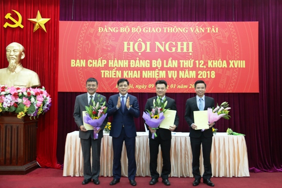 Tham dự Hội nghị có các đồng chí: Nguyễn Văn Thể, Ủy viên BCH Trung ương Đảng, Bí thư Ban Cán sự Đảng, Bộ trưởng Bộ GTVT; Lê Văn Thái, Ủy viên Ban Thường vụ, Trưởng ban Tổ chức Đảng ủy Khối các cơ quan Trung ương; các đồng chí Ủy viên Ban Cán sự Đảng, Ủy viên Ban Thường vụ Đảng ủy Bộ: Lê Đình Thọ - Thứ trưởng Bộ GTVT, Khuất Việt Hùng - Phó Chủ tịch chuyên trách Ủy ban ATGT Quốc gia, Đỗ Nga Việt - Chủ tịch Công đoàn GTVT VN; Nguyễn Văn Công - Thứ trưởng Bộ GTVT; các đồng chí Ủy viên BCH,Ủy viên UBKT Đảng ủy Bộ; các đồng chí Bí thư, Phó Bí thư các Đảng bộ; Bí thư các Chi bộ...  Các đồng chí: Nguyễn Ngọc Đông, Ủy viên BCH Đảng ủy Khối các cơ quan Trung ương, Phó Bí thư Ban Cán sự Đảng, Bí thư Đảng ủy, Thứ trưởng Bộ GTVT; Trần Văn Lâm, Ủy viên Ban Cán sự Đảng, Phó Bí thư Đảng ủy Bộ, Vụ trưởng Vụ TCCB; Phạm Công Bổng, Phó Bí thư Thường trực Đảng ủy Bộ chủ trì Hội nghị.    Đồng chí Phạm Công Bổng, Phó Bí thư Thường trực Đảng ủy Bộ trình bày Báo cáo tại Hội nghị  Báo cáo tại Hội nghị, đồng chí Phạm Công Bổng, Phó Bí thư Thường trực Đảng ủy Bộ cho biết, năm 2017 với quyết tâm đổi mới phương thức hoạt động của toàn đảng bộ, trọng tâm là nâng cao chất lượng, hiệu quả hoạt động từ chi bộ đến đảng ủy các cơ sở và Đảng ủy Bộ trên tất cả các lĩnh vực. BCH Đảng bộ Bộ đã xây dựng phương hướng, nhiệm vụ, chương trình hoạt động của BCH, Ban Thường vụ Đảng ủy Bộ và tổ chức thực hiện.  Trong năm 2017, Đảng ủy Bộ phối hợp với Ban Cán sự đảng Bộ lãnh đạo, chỉ đạo các đảng bộ, chi bộ và cán bộ, đảng viên trong toàn Đảng bộ đề cao trách nhiệm, nỗ lực phấn đấu triển khai hoàn thành các nhiệm vụ chính trị đề ra.  Về công tác xây dựng Đảng, đồng chí Phạm Công Bổng cho biết, trong công tác chính trị, tư tưởng, Đảng ủy Bộ và các cấp ủy trực thuộc thực hiện nghiêm túc việc học tập, quán triệt và triển khai thực hiện các nghị quyết, kết luận Hội nghị Trung ương (khóa XII), các nghị quyết của Đảng ủy Khối đảm bảo yêu cầu và từng bước đổi mới phương thức, nâng cao chất lượng học tập, quán triệt nghị quyết.  Tập trung lãnh đạo, chỉ đạo các cấp ủy đảng trực thuộc xây dựng và triển khai Chương trình hành động thực hiện Nghị quyết Trung ương 4, 5, 6 (khóa XII), đặc biệt là Nghị quyết số 04-NQ/TW, về tăng cường xây dựng, chỉnh đốn Đảng gắn với việc triển khai thực hiện Chỉ thị 05-CT/TW của Bộ Chính trị về học tập và làm theo tư tưởng, đạo đức, phong cách Hồ Chí Minh... Năm 2017, bồi dưỡng lý luận chính trị cho 895 quần chúng ưu tú và 599 đảng viên mới.  Đảng ủy Bộ quan tâm sắp xếp, kiện toàn các tổ chức đảng. Trình Đảng ủy Khối chỉ định bổ sung Ủy viên BCH Đảng bộ Bộ nhiệm kỳ 2015-2020 theo quy định. Ban Thường vụ tham gia ý kiến về bổ nhiệm, bổ nhiệm lại cán bộ; rà soát bổ sung quy hoạch cán bộ theo yêu cầu của Lãnh đạo Bộ. Hoàn thành công tác quy hoạch cấp ủy Đảng bộ Bộ nhiệm kỳ 2020-2025. Chỉ đạo các cấp ủy cơ sở lãnh đạo, chỉ đạo 926/926 chi bộ tổ chức Đại hội nhiệm kỳ 2017-2020 trong toàn đảng bộ nghiêm túc, đảm bảo tiến độ, đúng quy trình. Đồng thời tăng cường công tác kiểm tra, giám sát và thi hành kỷ luật Đảng; công tác dân vận và lãnh đạo đoàn thể...  Về nhiệm vụ trọng tâm công tác xây dựng Đảng năm 2018, đồng chí Phạm Công Bổng cho biết, Đảng ủy Bộ tập trung chỉ đạo “Tiếp tục đổi mới, chủ động, sáng tạo, trách nhiệm; tích cực hưởng ứng phong trào thi đua, phấn đấu hoàn thành xuất sắc nhiệm vụ chính trị được giao, xây dựng tổ chức đảng trong sạch, vững mạnh lập thành tích kỷ niệm 70 năm Ngày truyền thống Đảng bộ Khối các cơ quan Trung ương và Đảng bộ Bộ GTVT”.  Đồng chí Nguyễn Văn Thể - Ủy viên T.Ư Đảng, Bí thư BCS Đảng, Bộ trưởng GTVT phát biểu tại Hội nghị  Phát biểu tại Hội nghị, đồng chí Nguyễn Văn Thể - Ủy viên BCH Trung ương Đảng, Bí thư Ban Cán sự Đảng, Bộ trưởng Bộ GTVT đã thay mặt Ban Cán sự Đảng, Lãnh đạo Bộ GTVT ghi nhận và đánh giá cao sự cố gắng của các tổ chức đảng và các tập thể, cá nhân tiêu biểu của Đảng bộ Bộ GTVT trong năm qua.  Đồng chí Nguyễn Văn Thể yêu cầu phải tiếp tục tăng cường đổi mới, nâng cao chất lượng nghiên cứu, quán triệt, triển khai và thực hiện Nghị quyết Đại hội lần thứ XII của Đảng, các Nghị quyết của Đảng ủy Khối, Đảng ủy Bộ, các Chỉ thị, Nghị quyết, chương trình, kế hoạch của Ban Cán sự đảng tạo sự đồng thuận để thực hiện các mục tiêu nhiệm vụ chính trị của ngành năm 2018. Thực hiện có hiệu quả Chỉ thị số 05 của Bộ Chính trị, Nghị quyết TW 4 (khóa XII) về tăng cường xây dựng, chỉnh đốn Đảng; ngăn chặn, đẩy lùi sự suy thoái về tư tưởng chính trị, đạo đức, lối sống, những biểu hiện “tự diễn biến”, “tự chuyển hóa” trong nội bộ.  Đồng chí Nguyễn Văn Thể trao tặng Kỷ niệm chương vì sự nghiệp dân vận cho 3 đồng chí: Nguyễn Ngọc Đông, Nguyễn Văn Công, Khuất Việt Hùng tại Hội nghị  “Các cấp ủy Đảng tập trung lãnh đạo, tổ chức thực hiện toàn diện, có hiệu quả các nhiệm vụ công tác tổ chức xây dựng Đảng. Nâng cao năng lực lãnh đạo, sức chiến đấu của tổ chức cơ sở đảng, xây dựng và phát huy vai trò của tổ chức Đảng trong sạch vững mạnh. Thực hiện tốt Quy định số 101 ngày 07/6/2012 của Ban Bí thư Trung ương Đảng về trách nhiệm nêu gương của cán bộ, đảng viên, nhất là cán bộ lãnh đạo chủ chốt các cấp”- Bộ trưởng yêu cầu.  Bộ trưởng cũng yêu cầu Đảng ủy Bộ tăng cường công tác kiểm tra, giám sát và thi hành kỷ luật của Đảng, cấp uỷ và UBKT các cấp chủ động xây dựng và thực hiện tốt chương trình công tác kiểm tra, giám sát năm 2018. Thực hiện có hiệu quả công tác dân vận, tiếp tục thực hiện Nghị quyết TW 7 (khóa XI) “về tăng cường và đổi mới sự lãnh đạo của Đảng đối với công tác dân vận trong tình hình mới”. Các cấp ủy Đảng tăng cường vai trò lãnh đạo, chỉ đạo, cụ thể hóa chương trình, kế hoạch công tác của cấp trên phù hợp với cơ quan, đơn vị, doanh nghiệp bảo đảm có hiệu quả thiết thực.  Đồng chí Lê Văn Thái, Ủy viên BTV, Trưởng ban Tổ chức Đảng ủy Khối các cơ quan T.Ư trao tặng Kỷ niệm chương Vì sự nghiệp Đảng bộ Khối các cơ quan Trung ương cho 4 đồng chí: Nguyễn Ngọc Đông, Nguyễn Văn Công, Lại Xuân Thanh, Đoàn Huy Khương  Đồng chí Lê Văn Thái, Ủy viên BTV, Trưởng ban Tổ chức Đảng ủy Khối các cơ quan T.Ư trao tặng Cờ cho 2 tập thể đạt trong sạch vững mạnh tiêu biểu từ 2013 - 2017 là Đảng bộ Cục Đăng kiểm Việt Nam và Đảng bộ Cảng vụ hàng hải Quảng Ninh  Đồng chí Nguyễn Ngọc Đông - Phó Bí thư Ban Cán sự Đảng, Bí thư Đảng ủy, Thứ trưởng Bộ GTVT cho biết, năm 2017, công tác lãnh đạo, chỉ đạo thực hiện nhiệm vụ chính trị của Bộ GTVT gặp không ít khó khăn; song, các cấp ủy đảng trong Đảng bộ Bộ đã đoàn kết, vượt khó, nỗ lực phấn đấu hoàn thành tốt các nhiệm vụ chính trị đề ra.  Theo đồng chí Nguyễn Ngọc Đông, năm 2018 là năm có nhiều sự kiện chính trị quan trọng, cũng là năm Kỷ niệm 70 Ngày truyền thống Đảng bộ Khối các cơ quan Trung ương, 70 năm Ngày truyền thống Đảng bộ Bộ GTVT (07/11/1948 - 07/11/2018); để thực hiện thắng lợi các nhiệm vụ chính trị và công tác xây dựng Đảng, đồng chí yêu cầu các cấp ủy Đảng quan tâm lãnh đạo, chỉ đạo, phát động phong trào thi đua trong toàn Đảng bộ Bộ thực hiện thắng lợi nhiệm vụ, kế hoạch 2018 và Nghị quyết Đại hội Đảng các cấp nhiệm kỳ 2015-2020 chào mừng Kỷ niệm 70 Ngày truyền thống Đảng bộ Khối các cơ quan Trung ương và Kỷ niệm 70 năm ngày truyền thống của Đảng bộ Bộ GTVT.  Tập trung đổi mới nâng cao năng lực lãnh đạo của cấp ủy, hiệu lực, hiệu quả quản lý của các cơ quan, đơn vị; Nghiêm túc thực hành tiết kiệm, phòng, chống tham nhũng, lãng phí; Tăng cường công tác kiểm tra, giám sát và thi hành kỷ luật của Đảng, cấp uỷ và UBKT các cấp chủ động xây dựng và thực hiện tốt chương trình công tác kiểm tra, giám sát năm 2018.  Đồng chí Lê Văn Thái và đồng chí Nguyễn Ngọc Đông trao tặng Bằng khen của Đảng ủy Khối các cơ quan T.Ư cho 5 tập thể và 3 cá nhân đã hoàn thành xuất sắc nhiệm vụ 5 năm liền  Triển khai nghiêm túc các chỉ thị, nghị quyết của Đảng, thực hiện có hiệu quả Chỉ thị số 05 của Bộ Chính trị, Nghị quyết TW 4 (khóa XII) về tăng cường xây dựng, chỉnh đốn Đảng và các nghị quyết của các Hội nghị Trung ương, Đảng ủy Khối các cơ quan trung ương. Gắn các phong trào thi đua với việc học tập và làm theo tư tưởng, đạo đức, phong cách Hồ Chí Minh năm 2018 là “Xây dựng phong cách, tác phong công tác người đứng đầu, của cán bộ, đảng viên trong học tập và làm theo tư tưởng, đạo đức, phong cách Hồ Chí Minh”.  Các cấp ủy đảng tập trung lãnh đạo, tổ chức thực hiện toàn diện, có hiệu quả các nhiệm vụ công tác tổ chức xây dựng Đảng. Tập trung nâng cao chất lượng chi bộ, chất lượng đảng viên, phát huy tinh thần sáng tạo của mỗi cơ quan, đơn vị, chung sức đồng lòng, quyết tâm phấn đấu hoàn thành vượt mức các chỉ tiêu kế hoạch, nhiệm vụ với, chất lượng, hiệu quả cao nhất.  Mỗi đồng chí cán bộ Đảng, từ cấp ủy chi bộ trở lên nêu cao tinh thần trách nhiệm, gương mẫu đi đầu trong thực hiện nhiệm vụ; phát huy cao nhất năng lực thực thi công vụ, tinh thần tận tâm, tận tụy với công việc, thực hiện nói đi đôi với làm và làm có hiệu quả; khắc phục mọi biểu hiện quan liêu, tắc trách trong thi hành công vụ.  Từng tổ chức đảng, đảng viên phải nghiêm túc tự phê bình và phê bình, xây dựng các giải pháp cụ thể để khắc phục các tồn tại, hạn chế trong năm 2017 đã được chỉ ra tại hội nghị kiểm điểm cuối năm.  Để phong trào thi đua đạt hiệu quả cao nhất, đồng chí Nguyễn Ngọc Đông yêu cầu các đảng bộ, chi bộ trực thuộc, các tổ chức đoàn thể phối hợp chặt chẽ với lãnh đạo các cơ quan, đơn vị làm tốt công tác tuyên truyền, vận động cán bộ, đảng viên, công chức, viên chức, người lao động tích cực hưởng ứng và thực hiện phong trào thi đua ngay từ những ngày đầu năm.  Đồng chí Nguyễn Ngọc Đông trao Quyết định của Đảng ủy Khối các cơ quan Trung ương chỉ định bổ sung 3 đồng chí tham gia BCH Đảng bộ Bộ nhiệm kỳ 2015 - 2020.  Đồng chí Nguyễn Ngọc Đông yêu cầu Báo giao thông, Cổng thông tin điện tử Bộ GTVT… đẩy mạnh công tác tuyên truyền, nhất là những kết quả đã đạt được trong năm 2017 và những mục tiêu, kế hoạch cần hoàn thành trong năm 2018. Xây dựng các chuyên trang, chuyên mục để biểu dương gương người tốt, việc tốt, các điển hình và nhân tố mới, tạo không khí thi đua sôi nổi trong các cơ quan, đơn vị, trong ngành GTVT, để công tác thi đua thực sự là động lực, động viên các cấp ủy, các cơ quan, đơn vị và cán bộ, đảng viên, công chức, viên chức, người lao động phấn đấu lập thành tích cao nhất trong thực hiện các nhiệm vụ chính trị năm 2018 để chào mừng Kỷ niệm 70 Ngày truyền thống Đảng bộ Khối các cơ quan Trung ương và Kỷ niệm 70 năm ngày truyền thống của Đảng bộ Bộ GTVT.  Để tổ chức thực hiện thắng lợi, hiệu quả các nhiệm vụ của năm 2018, thay mặt BCH Đảng bộ Bộ, đồng chí Nguyễn Ngọc Đông yêu cầu các cấp ủy, tổ chức Đảng khẩn trương xây dựng chương trình, kế hoạch chi tiết, cụ thể để triển khai thực hiện toàn diện các nhiệm vụ theo từng tháng, quý, năm 2018. Chủ động phối hợp với chính quyền đồng cấp tháo gỡ khó khăn, đề cao trách nhiệm cá nhân của người đứng đầu, phát huy sức mạnh tổng hợp của toàn đảng bộ, tạo khí thế thi đua sôi nổi, nỗ lực phấn đấu hoàn thành toàn diện các chỉ tiêu, nhiệm vụ, kế hoạch năm 2018 đã đề ra.  * Tại Hội nghị, Ban Tổ chức đã công bố các quyết định khen thưởng: Ban Dân vận Trung ương trao tặng Kỷ niệm chương vì sự nghiệp dân vận cho 3 đồng chí: Nguyễn Ngọc Đông, Nguyễn Văn Công, Khuất Việt Hùng; Ban Tuyên giáo Trung ương trao tặng Kỷ niệm chương vì sự nghiệp tuyên giáo cho 2 đồng chí: Nguyễn Ngọc Đông và Khuất Việt Hùng; Đảng ủy Khối các cơ quan Trung ương trao tặng Kỷ niệm chương Vì sự nghiệp Đảng bộ Khối các cơ quan Trung ương cho 4 đồng chí: Nguyễn Ngọc Đông, Nguyễn Văn Công, Lại Xuân Thanh (Bí thư Đảng ủy, Chủ tịch HĐQT Tổng công ty Cảng hàng không Việt Nam (ACV)); Đoàn Huy Khương (Ủy viên BCH Đảng bộ, Phó Trưởng ban Thường trực Ban Tổ chức Đảng ủy Bộ). Đảng ủy Khối các cơ quan Trung ương trao tặng Cờ cho 2 tập thể đạt trong sạch vững mạnh tiêu biểu từ 2013 - 2017 là Đảng bộ Cục Đăng kiểm Việt Nam và Đảng bộ Cảng vụ hàng hải Quảng Ninh; Đảng ủy Khối các cơ quan Trung ương trao tặng Bằng khen cho 5 tập thể và 3 cá nhân đã hoàn thành xuất sắc nhiệm vụ 5 năm liền; Ban Tổ chức công bố Quyết định của Đảng ủy Khối các cơ quan Trung ương chỉ định bổ sung 3 đồng chí tham gia BCH Đảng bộ Bộ nhiệm kỳ 2015 - 2020.  Xuân Nguyên