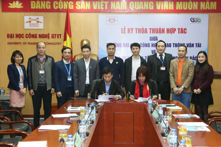 Bà Đỗ Thị Ngọc Diệp - Phó Giám Đốc Công ty TNHH hạ tầng viễn thông miền Bắc   (thứ 2 từ bên phải qua) phát biểu tại buổi làm việc