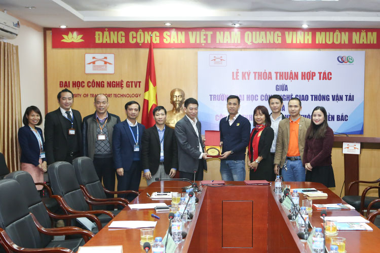 Bà Đỗ Thị Ngọc Diệp - Phó Giám Đốc Công ty TNHH hạ tầng viễn thông miền Bắc   (thứ 2 từ bên phải qua) phát biểu tại buổi làm việc