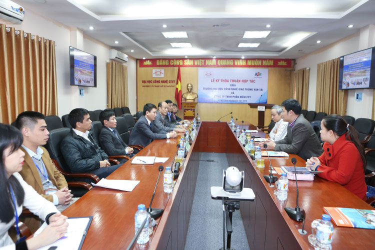 TS. Nguyễn Hoàng Long - Phó Hiệu trưởng và ông Đỗ Ngọc Hoàng - Giám đốc phát triển nguồn nhân lực ký kết thỏa thuận hợp tác  Hai bên cùng tạo điều kiện cho các sinh viên được tham gia trao đổi và nghe các chuyên gia trình bày về công nghệ, tạo điều kiện cho sinh viên thực tập và làm việc; Hỗ trợ trường đưa một số nội dung công nghệ mới, hoặc các công nghệ cần thiết phổ biến của doanh nghiệp vào đào tạo sớm cho sinh viên; Xây dựng và chuyển giao các chương trình đào tạo nhân viên mới, gọi tắt là Fresher cho sinh viên CNTT theo các chủ đề công nghệ.  Tin & ảnh: Nguyễn Chung