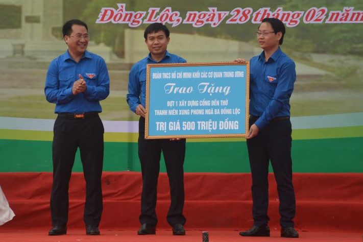 Đồng chí Trần Hữu- Ủy viên BTV TW Đoàn, Bí thư Đoàn Khối trao tặng kinh phí đợt 1 trị giá 500 triệu đồng xây dựng cổng Đền thờ Thanh niên xung phong Ngã ba Đồng Lộc