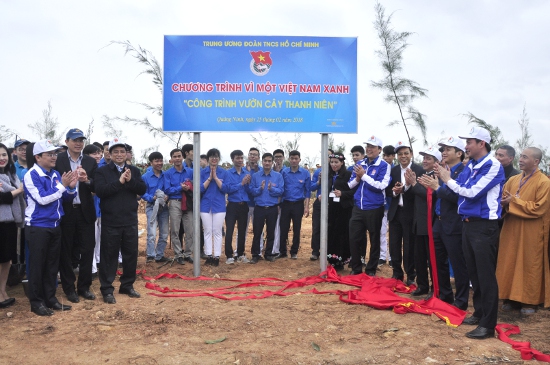 Các đồng chí Phạm Minh Chính, Lê Quốc Phong cùng các đại biểu   thực hiện nghi thức kéo băng khánh thành công trình vườn cây thanh niên