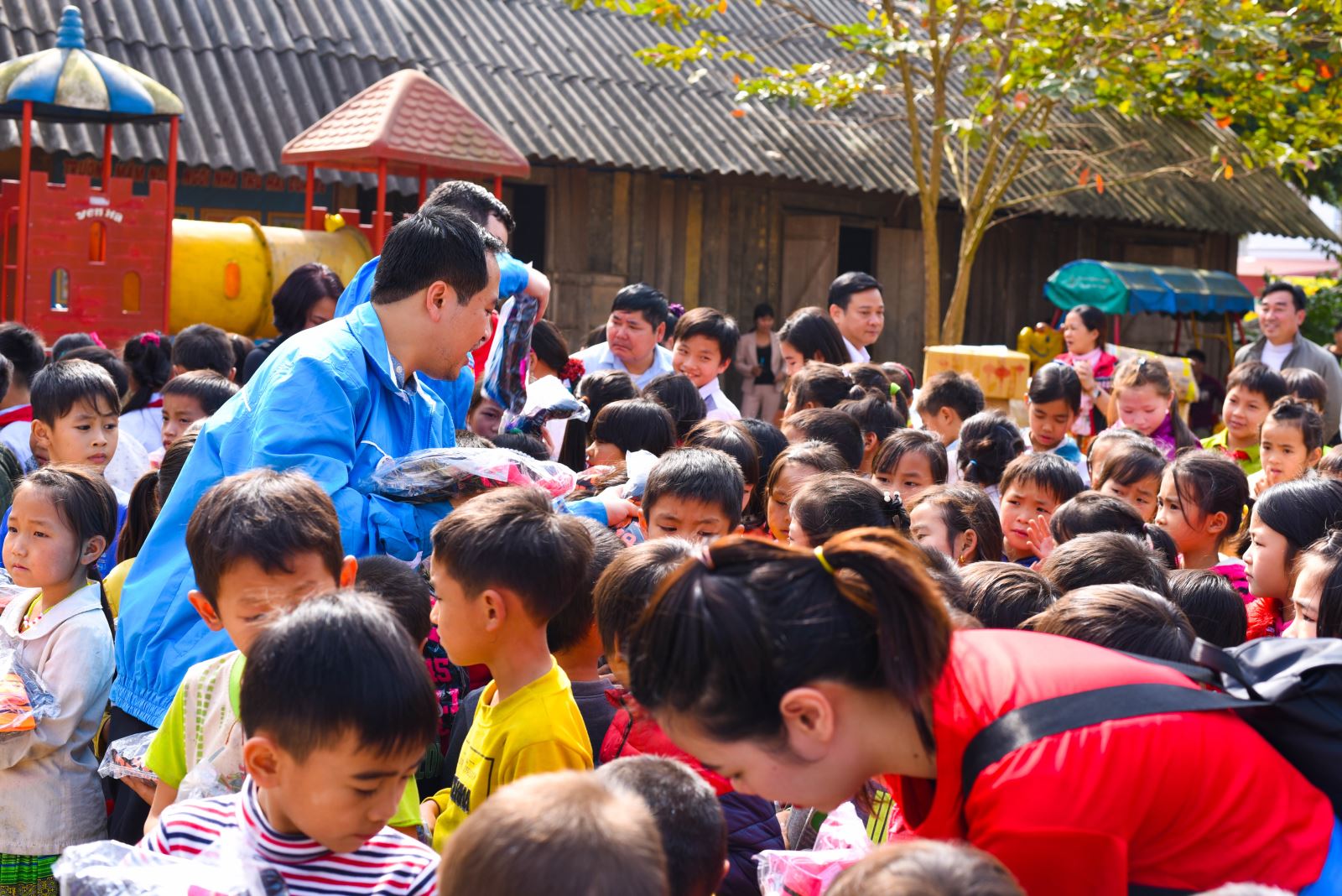 Đoàn TN Cảng KHQT Nội Bài: Mang yêu thương đến với người dân nghèo và trẻ em vùng cao Yên Bái