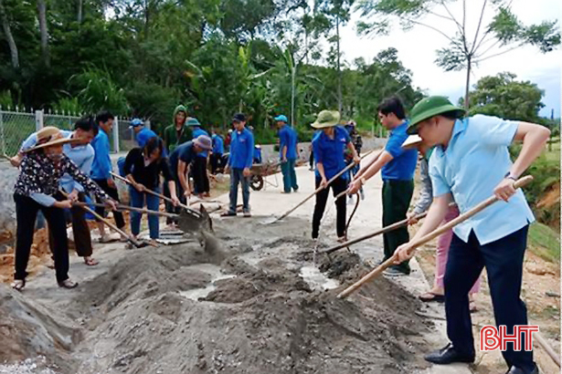 Lực lượng đoàn viên thanh niên tham gia giúp đỡ thôn Minh Giang, xã Sơn Mai làm giao thông nông thôn, chỉnh trang thôn xóm.