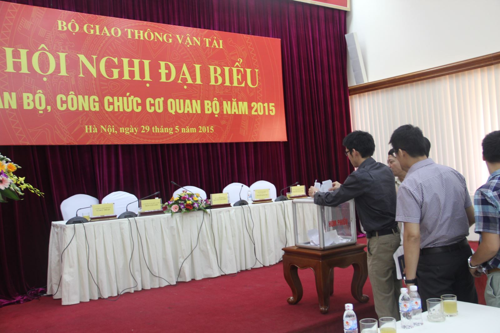 Các đại biểu bỏ phiếu bầu Ban Thanh tra nhân dân khóa mới nhiệm kỳ 2015 - 2017