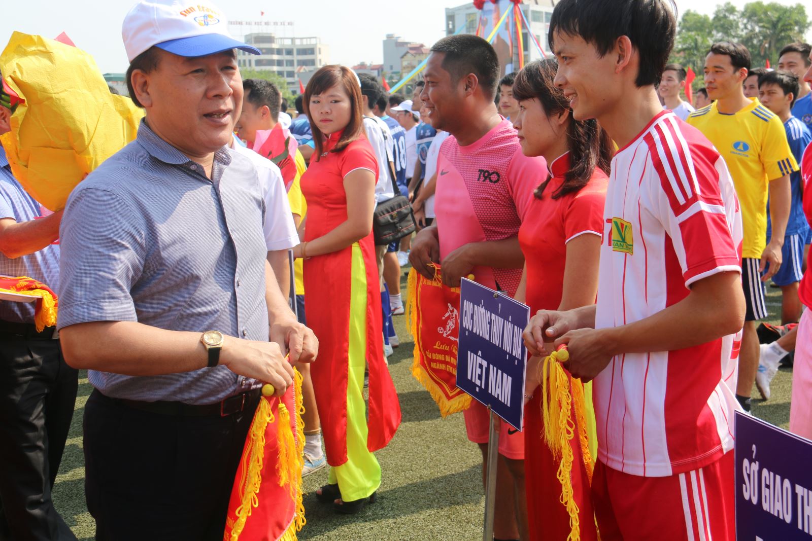 Thứ trưởng Nguyễn Văn Công tặng hoa, cờ lưu niệm và động viên Tổ trọng tài và các đội bóng dự giải