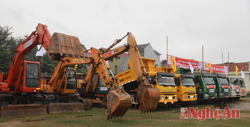 Đơn vị thi công tập trung thiết bị, xe máy triển khai dự án.