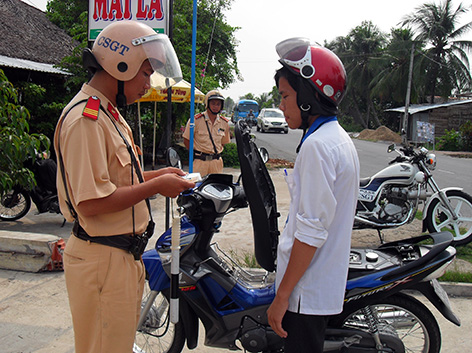 Cảnh sát giao thông Công an huyện Châu Thành A kiểm tra hành chính việc chấp hành Luật Giao thông đường bộ người tham gia giao thông.