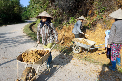 Duy tu, sửa chữa đường của Hạt quản lý đường bộ Bình Gia