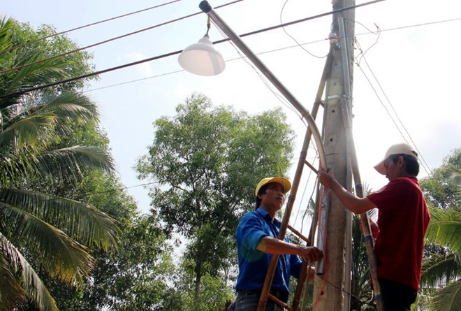 Đoàn viên thanh niên thi công, lắp đặt công trình thắp sáng đường quê