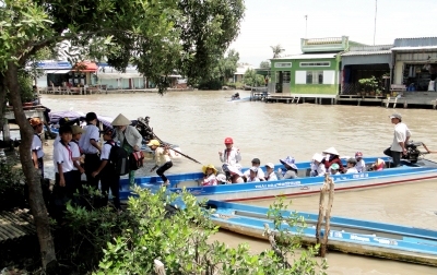 Học sinh vùng sâu đến trường bằng phương tiện đường thuỷ không trang bị áo phao.