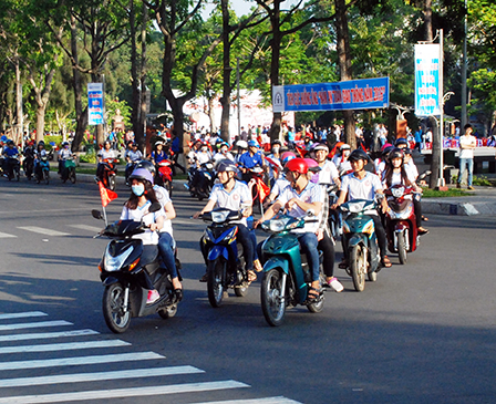 Đoàn viên Thanh niên TP Cần Thơ tham gia diễu hành hưởng ứng Năm ATGT 2016 trên các tuyến đường chính của quận Ninh Kiều