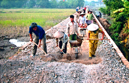 Hưởng ứng phong trào xây dựng nông thôn mới, nhân dân xã Khánh Dương (Yên Mô) đã đóng góp tiền, ngày công làm đường giao thông thôn, xóm kiên cố