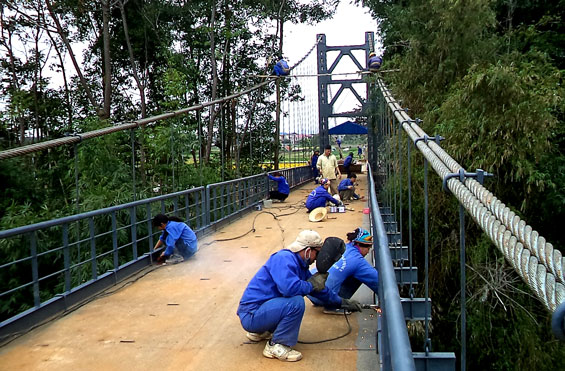 Công nhân Công ty CP Xây dựng giao thông II Thái Nguyên hoàn thiện cầu treo Huống Thượng trước khi thông xe kỹ thuật.