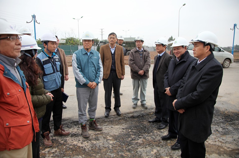 Đồng chí Nguyễn Văn Trì, Phó Bí thư Tỉnh ủy, Chủ tịch UBND tỉnh kiểm tra tiến độ Dự án đường trục Khu đô thị mới Mê Linh