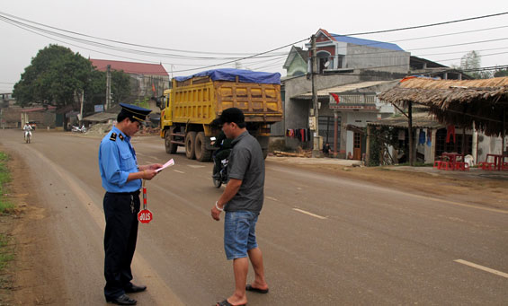 Lực lượng Thanh tra giao thông tỉnh xử lý vi phạm trên tuyến Quốc lộ 17 đoạn qua địa bàn huyện Đồng Hỷ