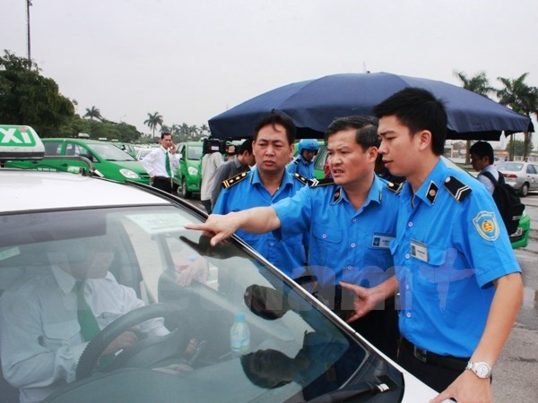 Sở Giao thông Vận tải Hà Nội vừa có quyết định thu hồi phù hiệu một tháng với hàng trăm xe ôtô vi phạm về Luật Giao thông đường bộ