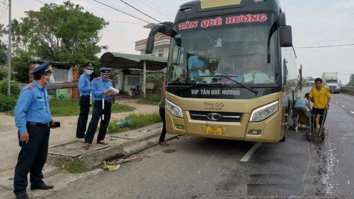 Quảng Ngãi tổng kiểm soát, xử lý xe dù, xe ghép - Ảnh 1.