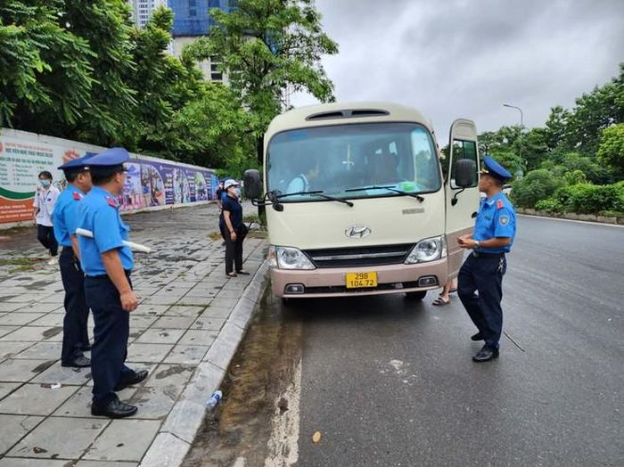 Thanh tra GTVT Hà Nội kiểm soát xe kinh doanh vận tải đảm bảo trật tự an toàn giao thông.