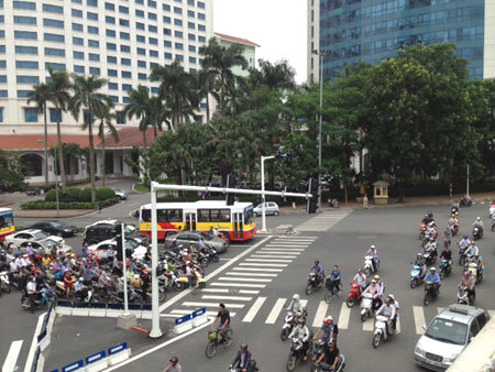 Nguyễn Chí Thanh - Liễu Giai là nút giao thông có mật độ người, phương tiên tham gia rất đông