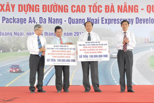 Đại diện Tổng công ty Đầu tư phát triển đường cao tốc Việt Nam ủng hộ cho nhân dân vùng lũ hai tỉnh Quảng Nam và Quảng Ngãi