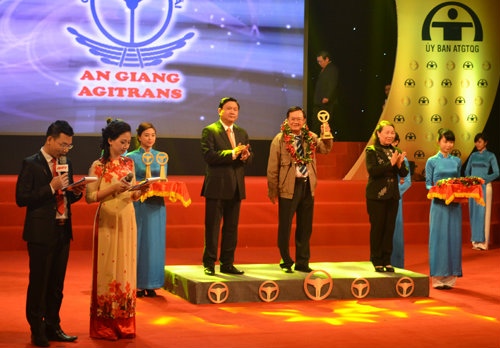 Trao giải “Vô lăng Vàng” lần thứ nhất năm 2013