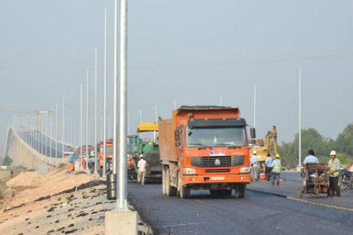 Đường cao tốc TP. Hồ Chí Minh - Long Thành - Dầu Giây đoạn dẫn vào cầu Long Thành (vượt sông Đồng Nai) đang được gấp rút thảm nhựa lớp cuối cùng