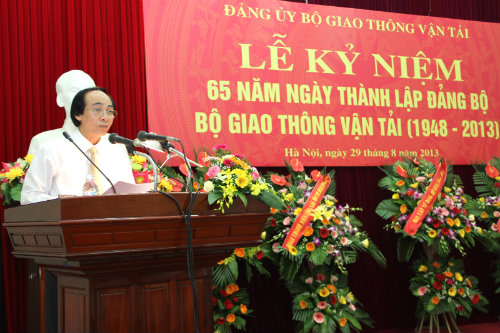 Đồng chí Đỗ Văn Thuật, Phó bí thư TT Đảng ủy Bộ GTVT đọc diễn văn tại lễ kỷ niệm