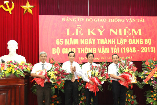 Bí thư Đảng ủy Khối các cơ quan Trung ương Đào Ngọc Dung trao Huy hiệu 40 năm tuổi Đảng và Huy hiệu 30 năm tuổi Đảng cho các đồng chí đảng viên