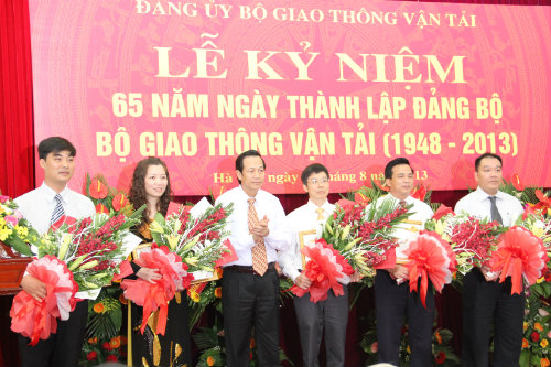 Bí thư Đảng ủy Khối Đào Ngọc Dung trao Bằng khen của Đảng ủy Khối cho các tập thể tiêu biểu trong học tập và làm theo tấm gương đạo đức Hồ Chí Minh